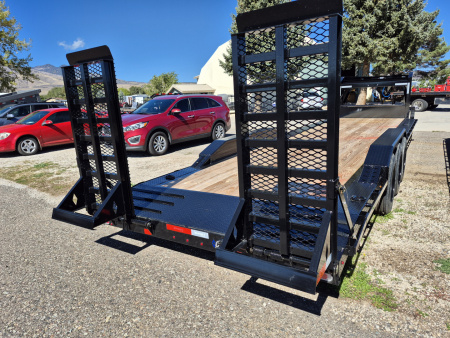 New 2025 Diamond C Gooseneck Tri Axle Equipment w/Drive over fenders/24,000 GVWR/102"x30'