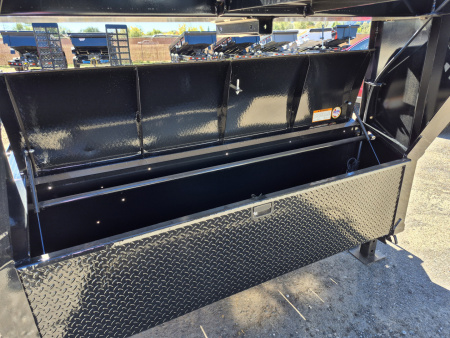 New 2025 Diamond C Gooseneck Tri Axle Equipment w/Drive over fenders/24,000 GVWR/102"x30'