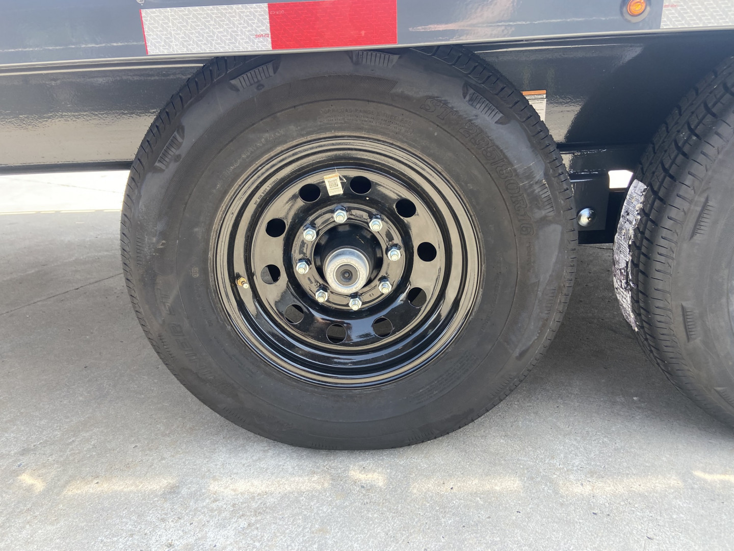 New Lamar 24' Deckover Trailer