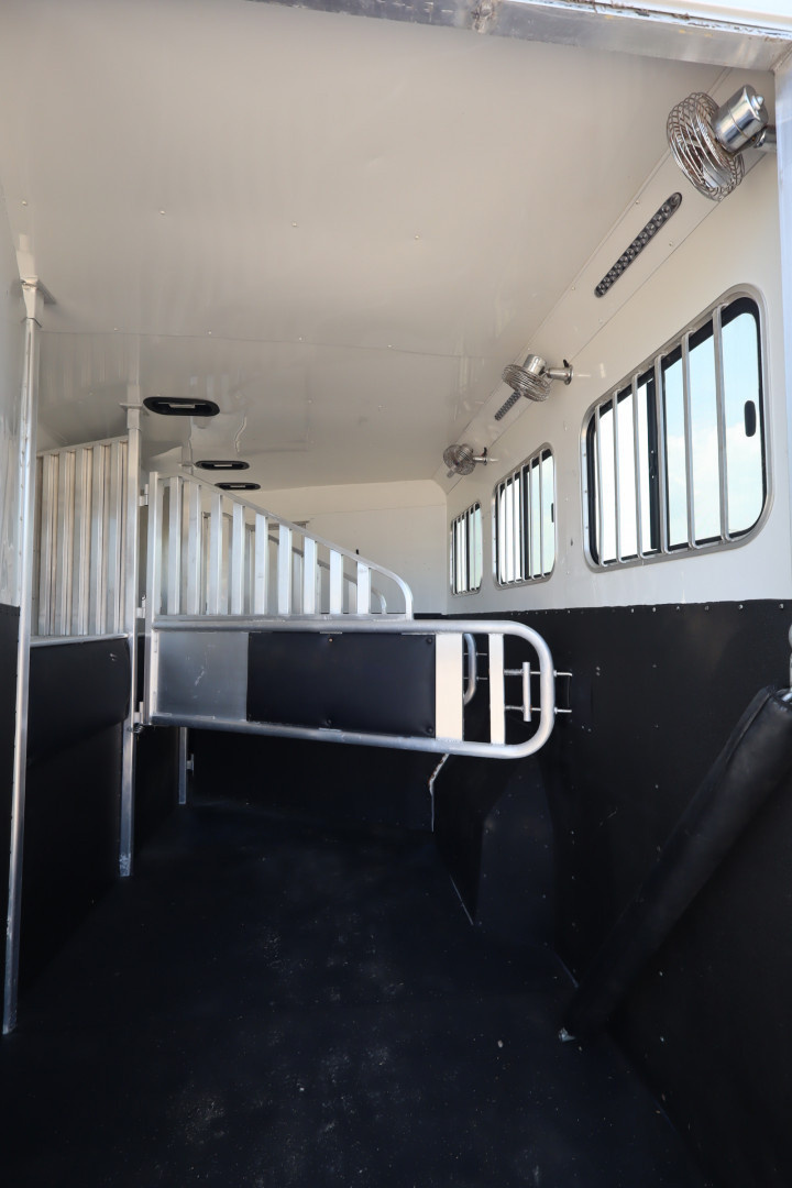 Used 2015 Merhow Trailers 3 Horse LQ Trailer