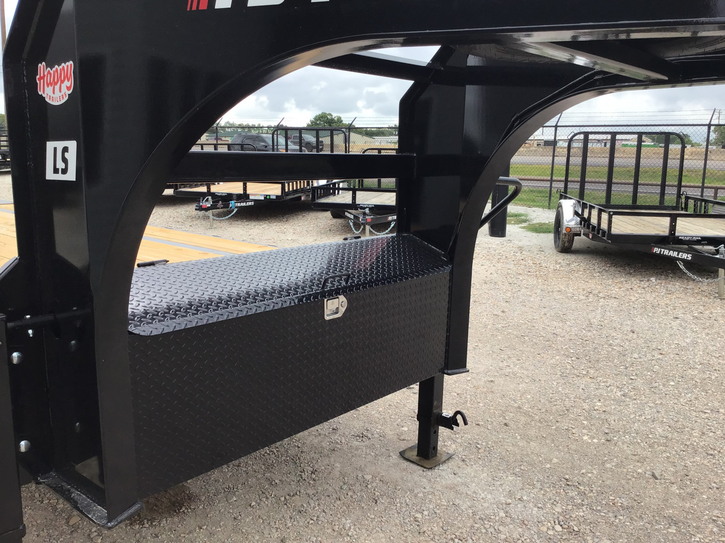 New 2026 PJ 102"x30' GN Low-Pro Flatbed w/ Singles - LS