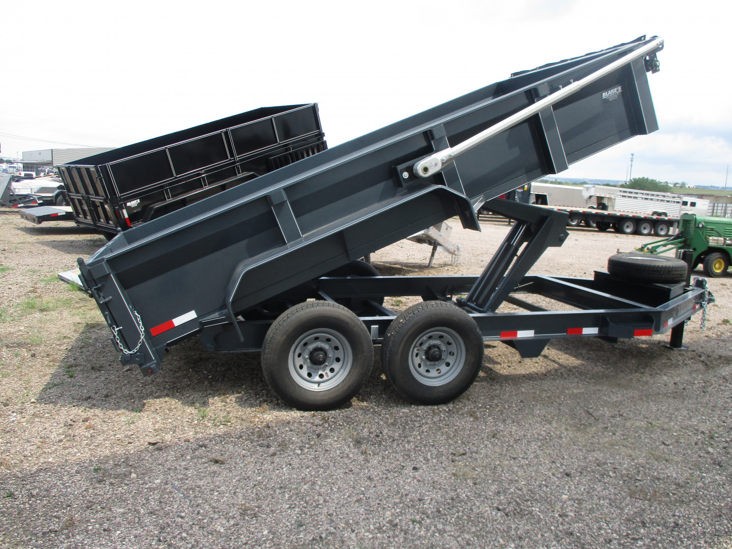 New 2025 Titan Trailer Dump Trailer 82 X 14