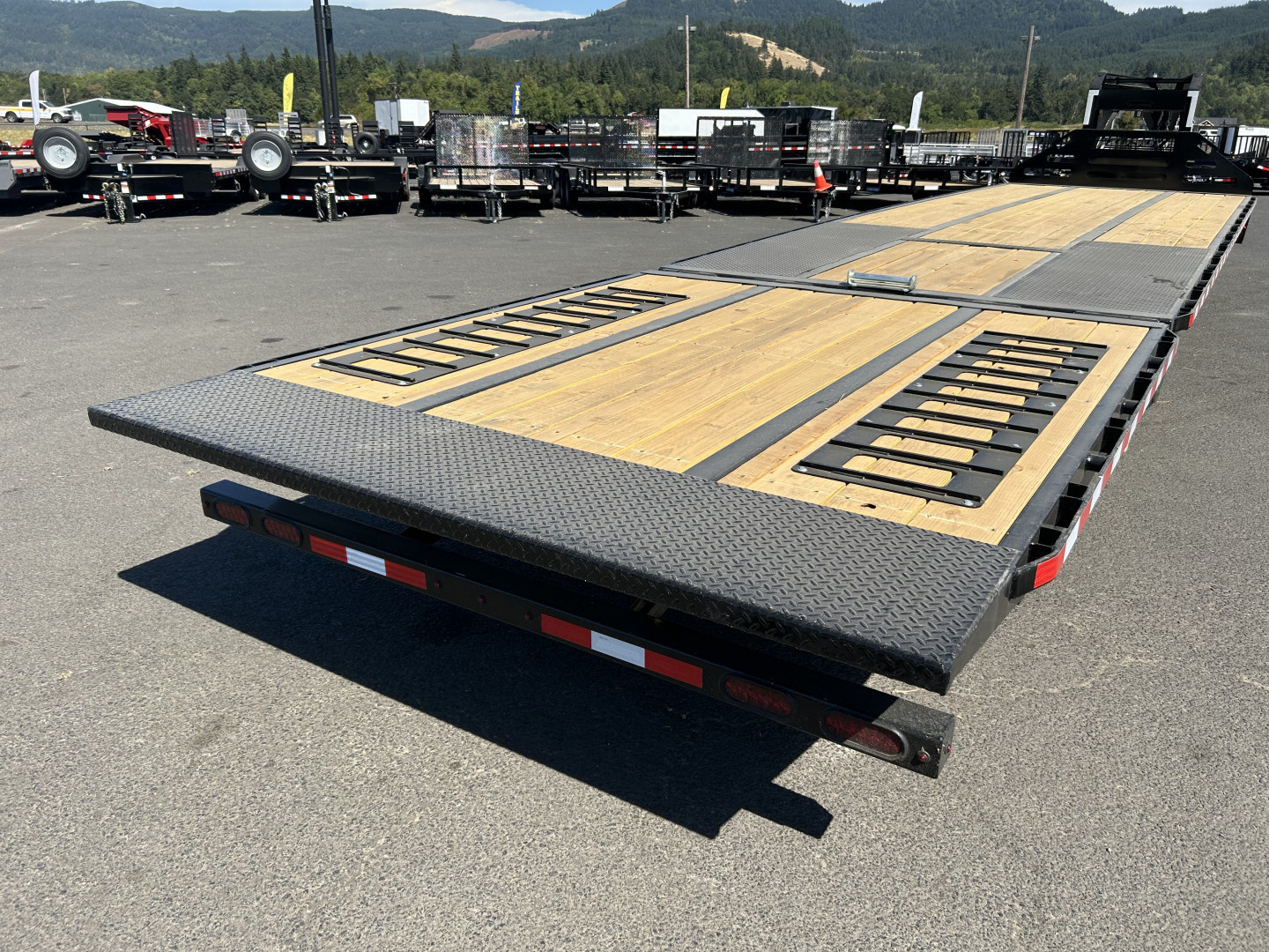 New 2025 Midsota 8.5x36 Gooseneck Deckover W/Power Tail 25.9K GVWR