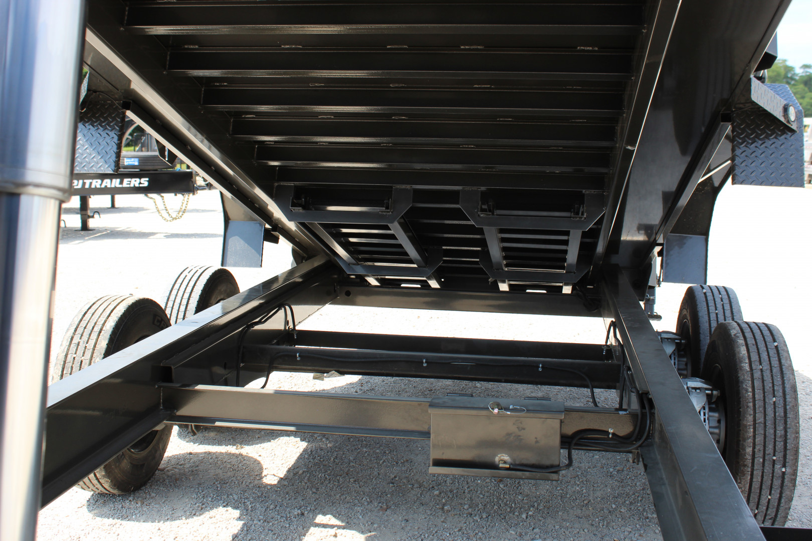 New 2026 MAXX-D DSX 16' Gooseneck Dump Trailer