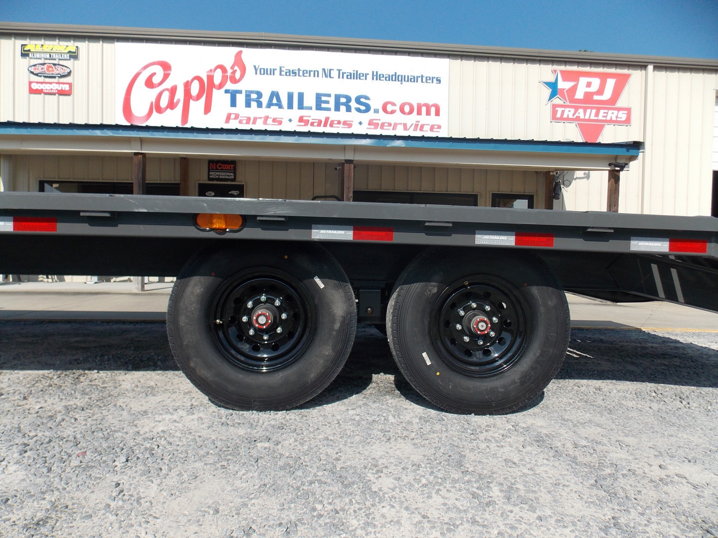 New 2026 PJ Trailers F8J2282BSY6-JA5-MSBS-SP18-WN01 16K Deckover Trailer