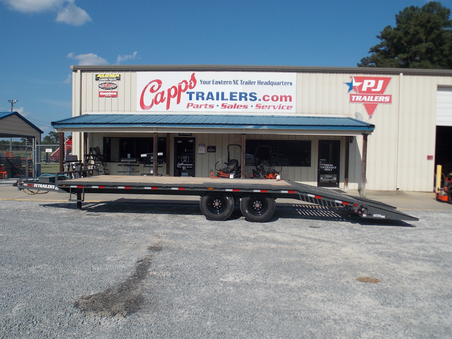 New 2026 PJ Trailers F8J2282BSY6-JA5-MSBS-SP18-WN01 16K Deckover Trailer