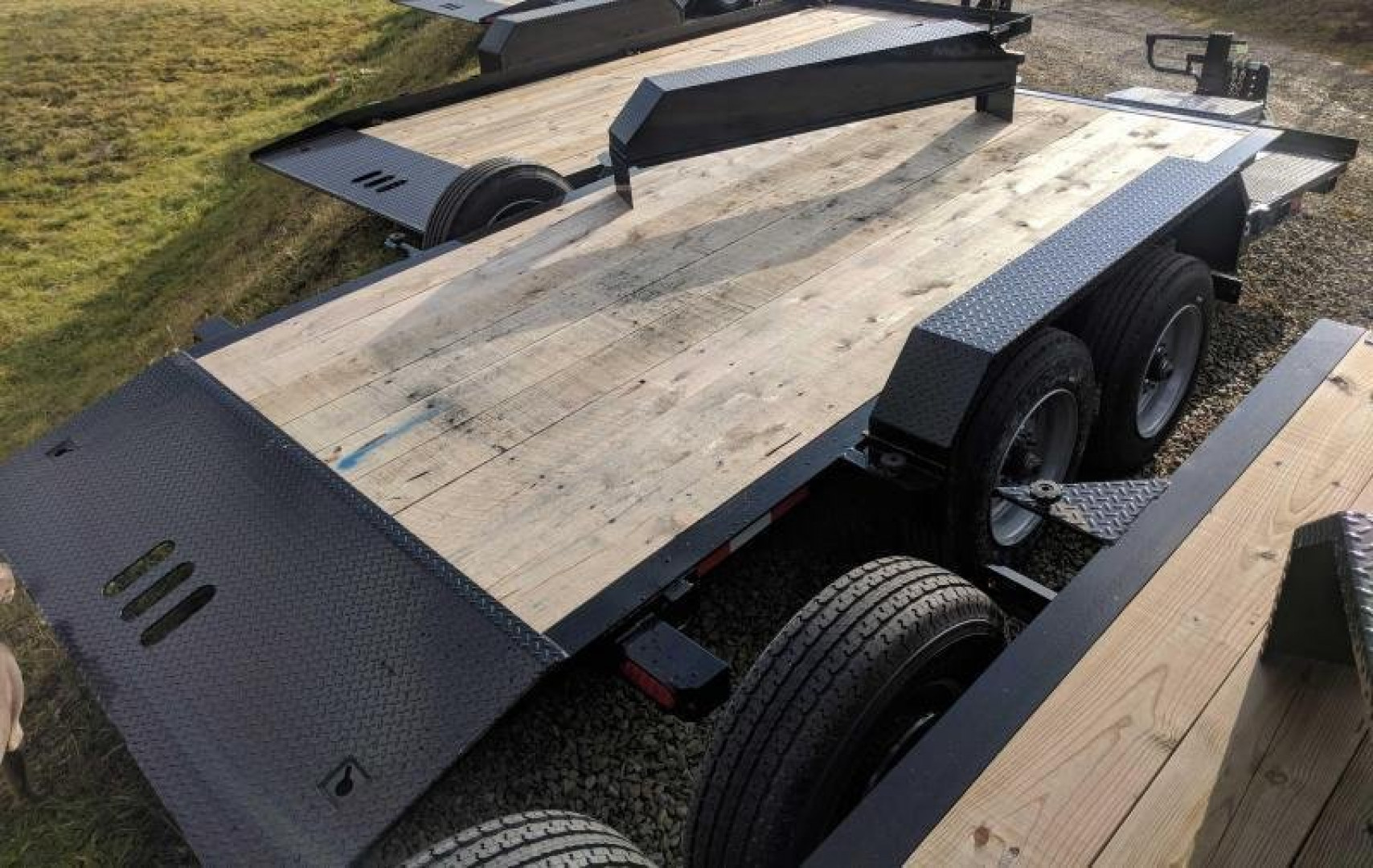 New 2025 CAM SUPERLINE 21' (5+16) XW Lo Pro Split Tilt Trailer w/ Removable Fenders