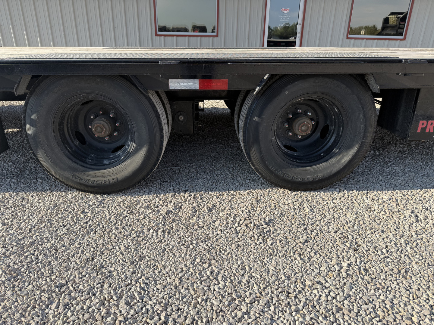 Used 2025 PJ 102"x40' GN Low Pro Air-Ride Flatbed w/ Duals - LD