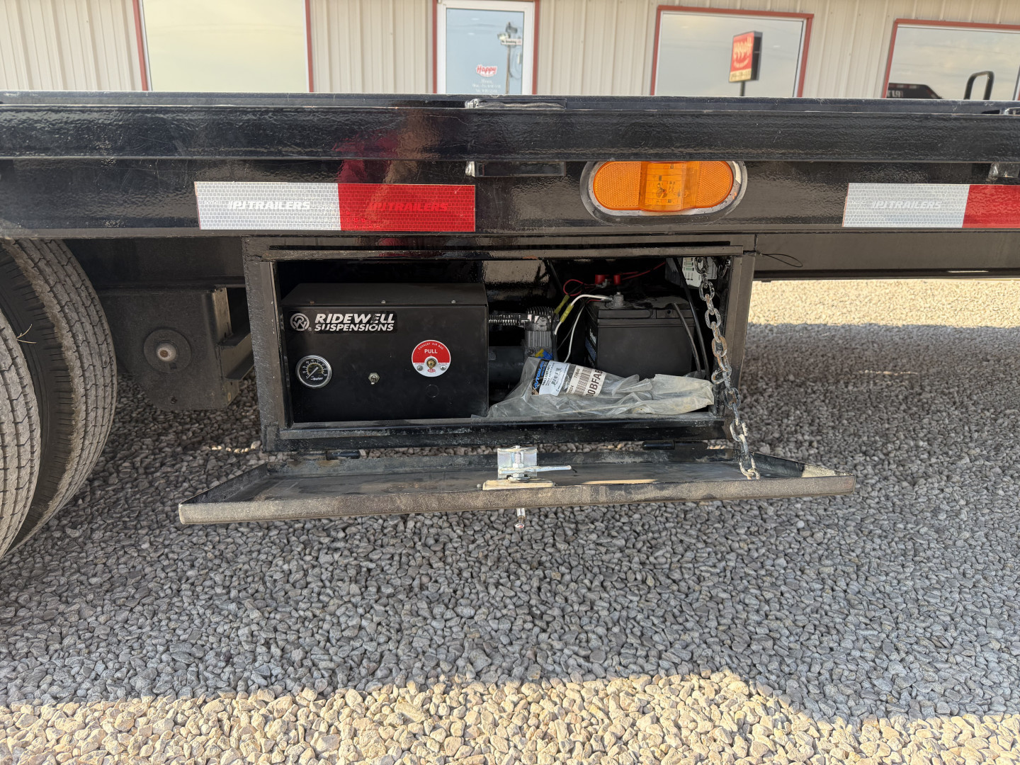 Used 2025 PJ 102"x40' GN Low Pro Air-Ride Flatbed w/ Duals - LD