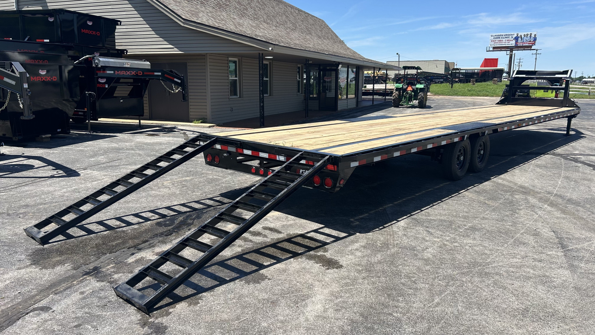 New 2026 PJ 102"x40' GN Low-Pro Flatbed w/ Singles - LS