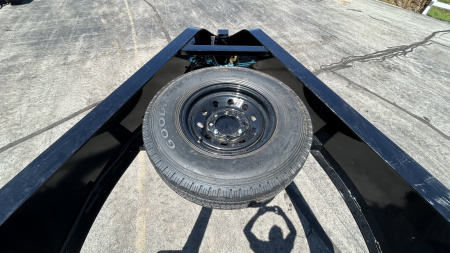 New 2026 PJ 102"x40' GN Low-Pro Flatbed w/ Singles - LS