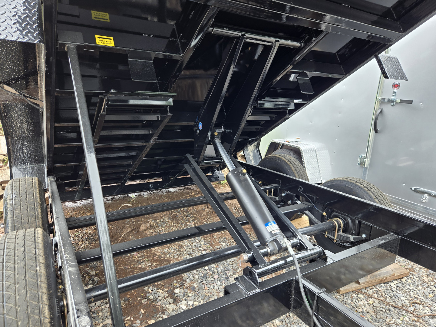 New 7 x 14 Sure-Trac HD Low Pro Scissor Hoist Dump Trailer, 14k GVWR w/ Tarp Kit Installed & 110v Batt. Charger