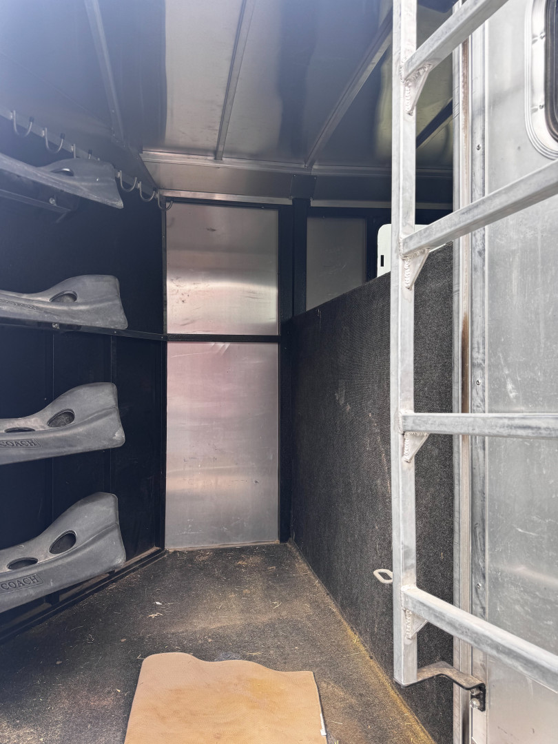 Used 2022 Logan Coach 4H Bullseye Horse Trailer