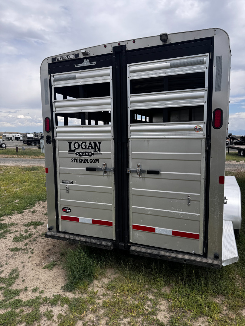 Used 2022 Logan Coach 4H Bullseye Horse Trailer