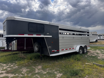Used 2022 Logan Coach 4H Bullseye Horse Trailer