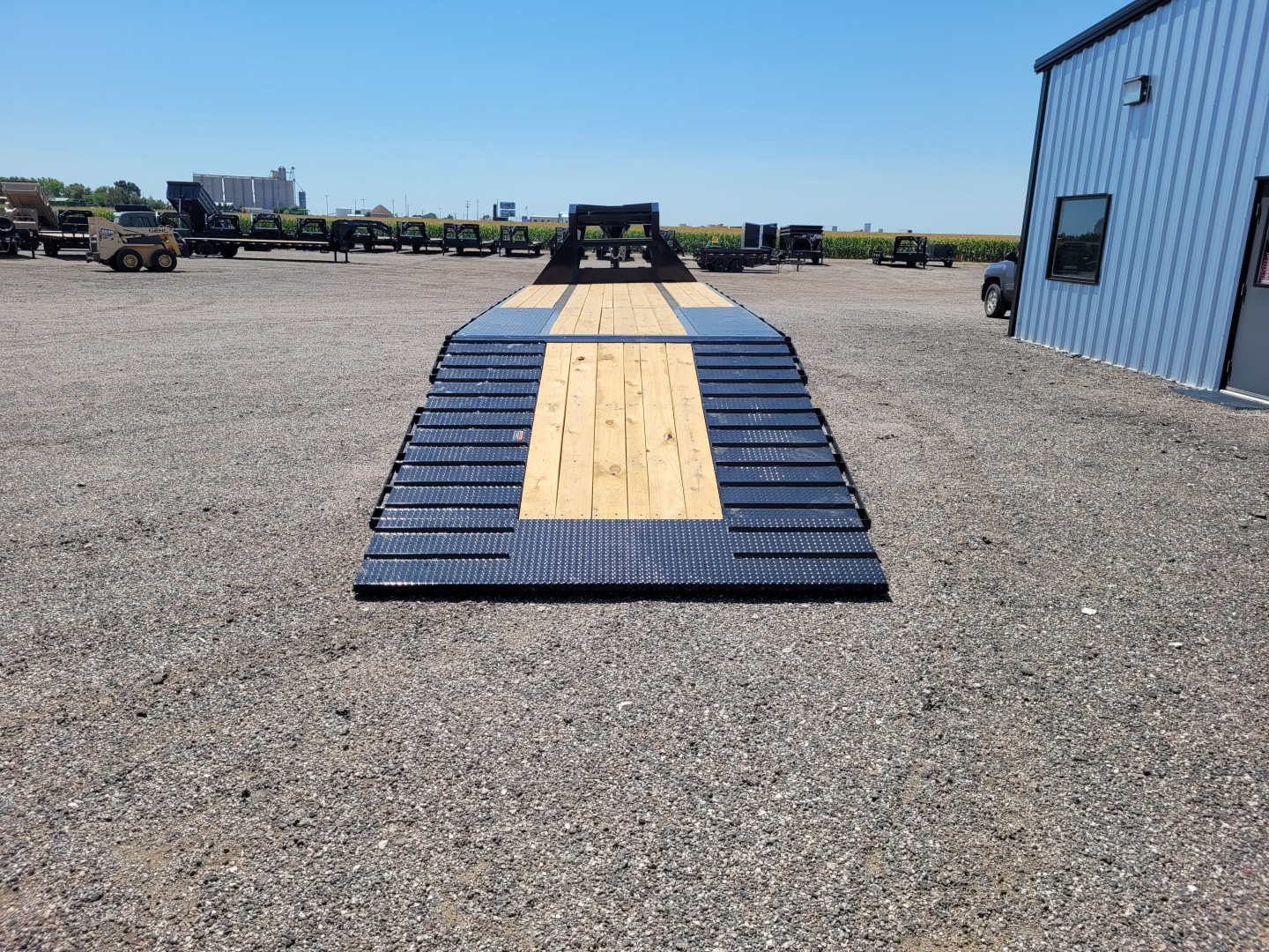 New 2026 Load Trail 102"x32' Gooseneck Hyd Dovetail Trailer