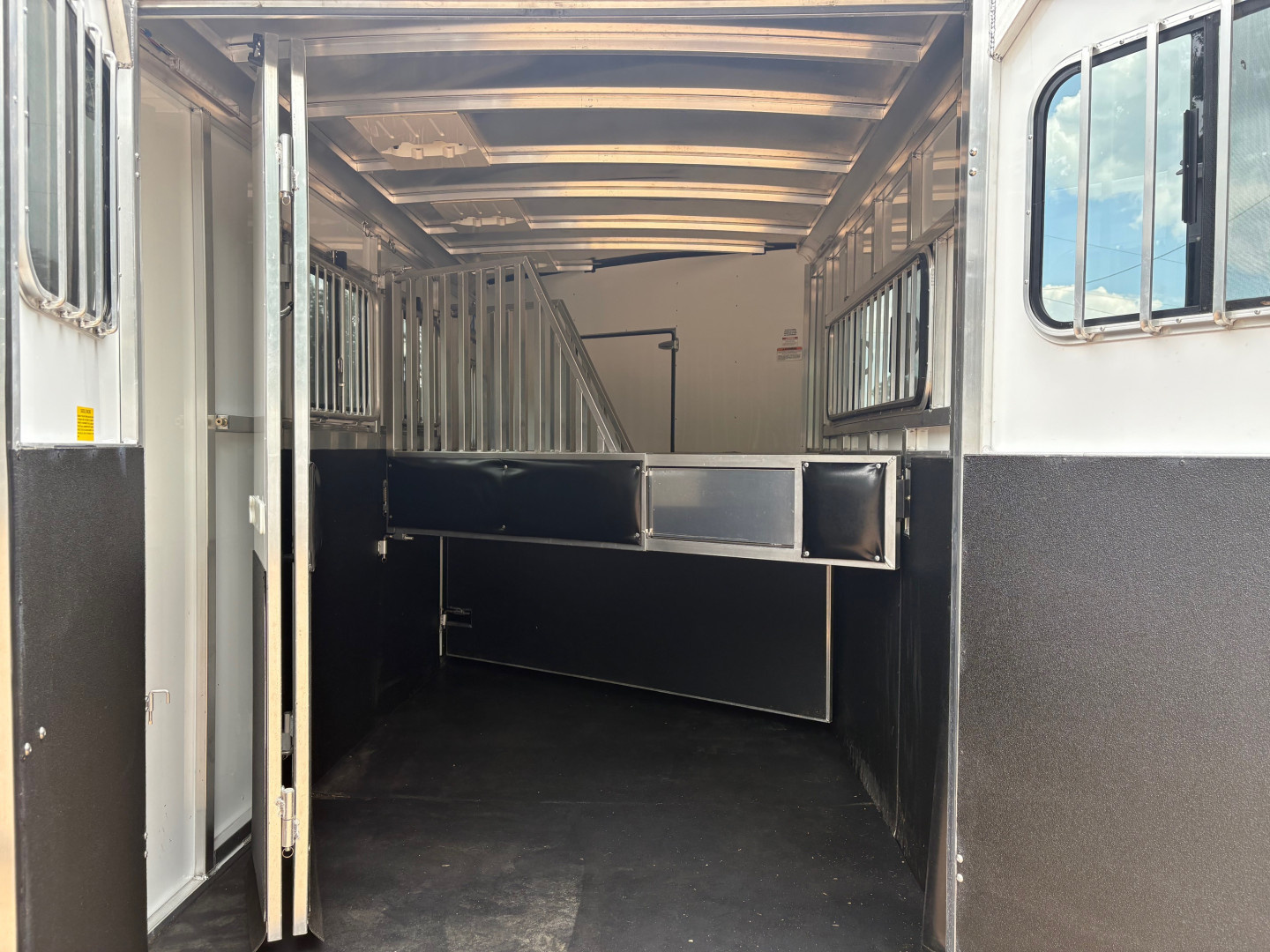 Used 2019 Sundowner 3H GN Horse Trailer