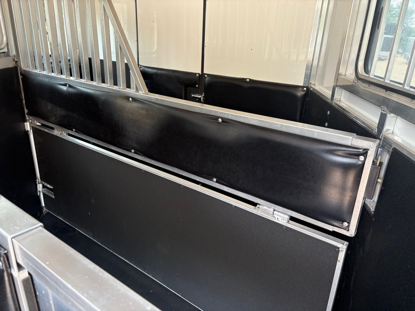 Used 2019 Sundowner 3H GN Horse Trailer