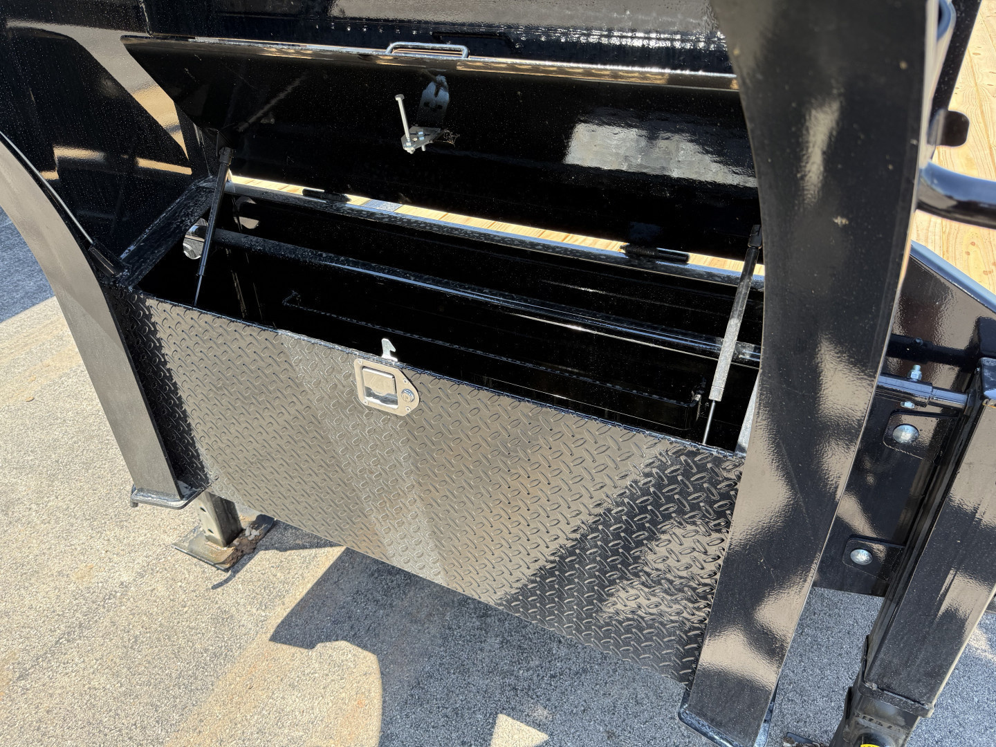 New 2026 PJ 102"x40' GN Low-Pro Flatbed w/ Duals - LD