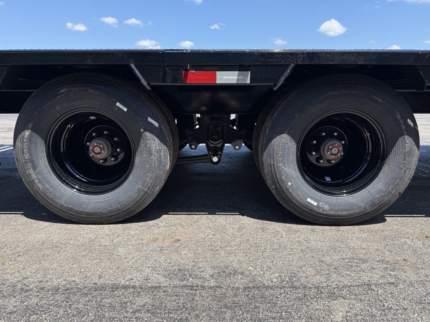 New 2026 PJ 102"x40' GN Low-Pro Flatbed w/ Duals - LD