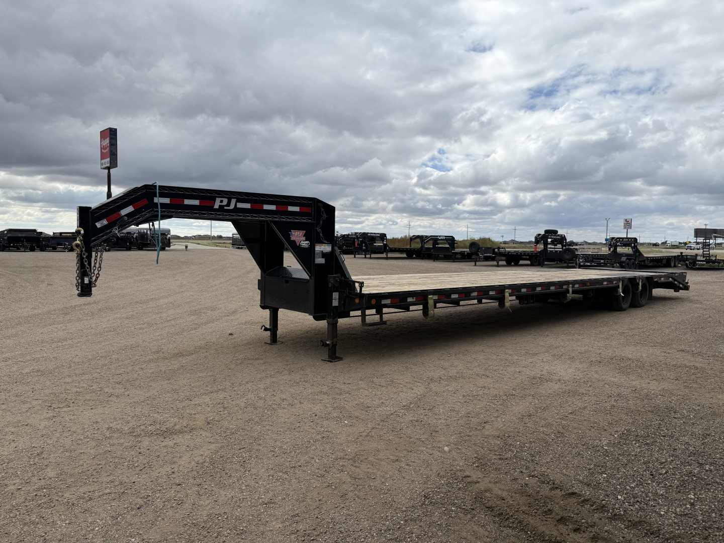 Used 2021 PJ 102"x40' GN Low Pro Flatdeck w/ Duals- LD