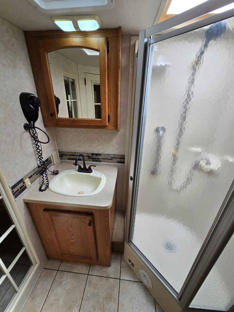 Used 2004 Damon Corporation Intruder 373F Class A