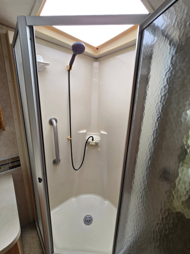 Used 2004 Damon Corporation Intruder 373F Class A