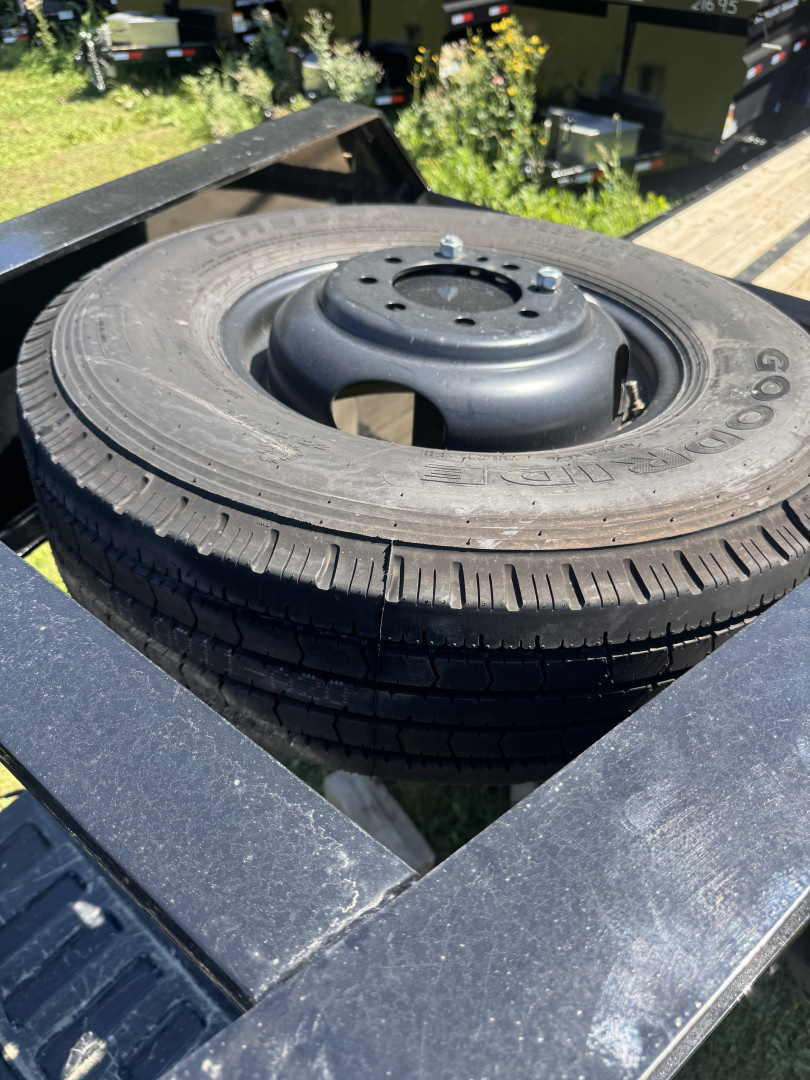 Used LIKE New 2024 PJ 36’ Gooseneck Deckover 31’ plus 5’ x 102” with 2-12K tandem dual axles=26K