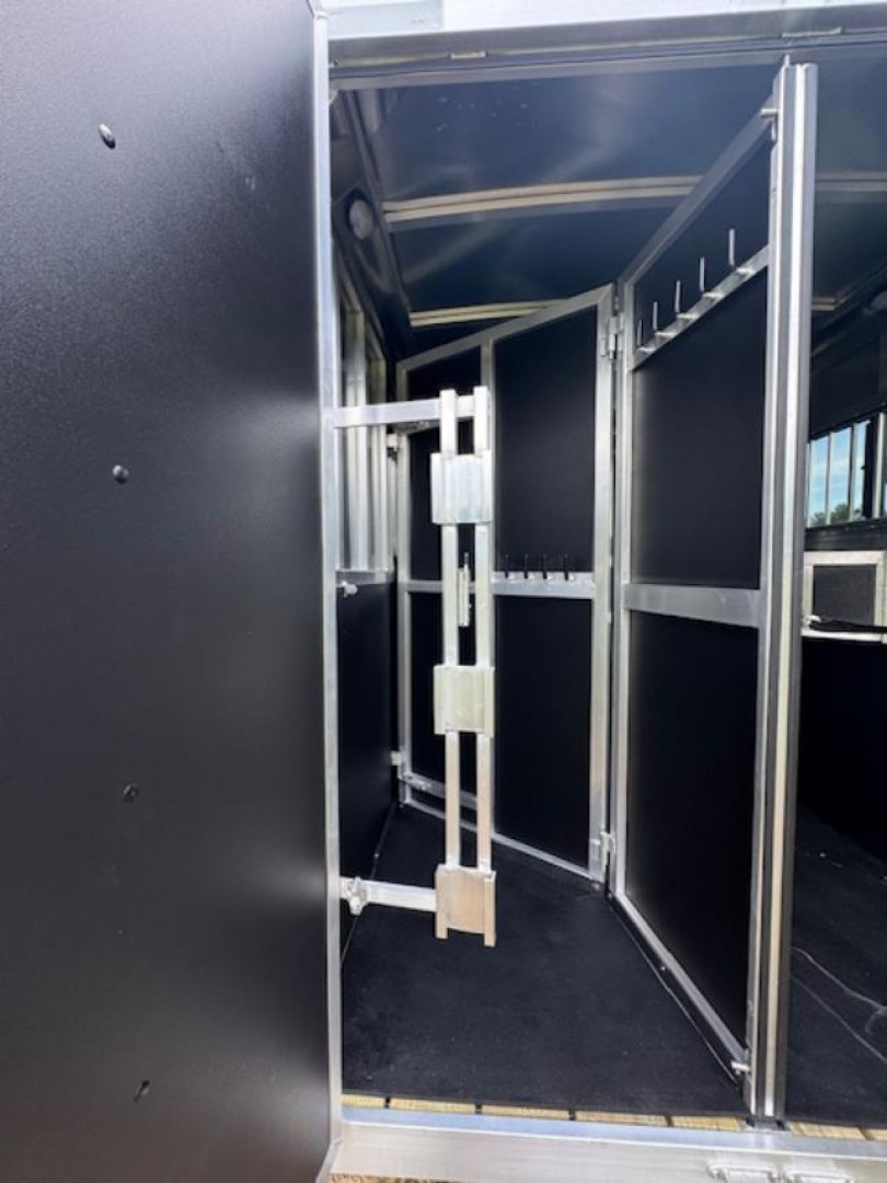 New 2026 Shadow 3H Stablemate w/ Escape Door Horse Trailer