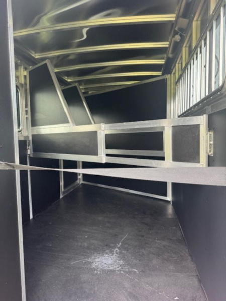 New 2026 Shadow 3H Stablemate w/ Escape Door Horse Trailer