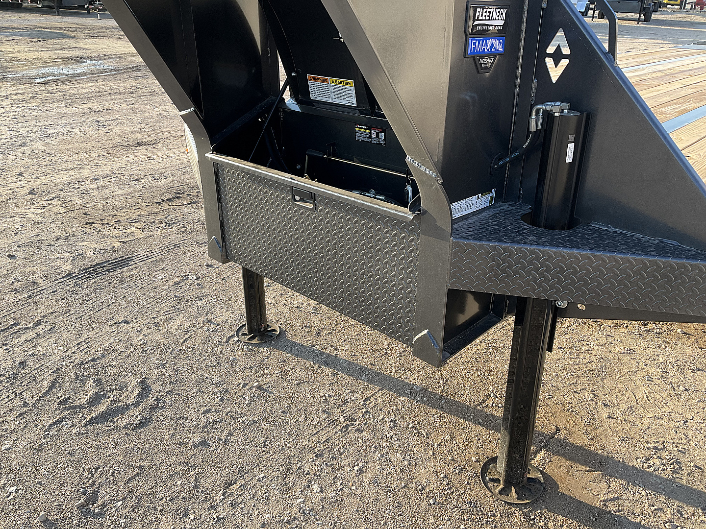 New 2026 Diamond C 102"x40' Engineered Beam FMAX212 w/ Hyd. Dovetail Pacesetter Edition