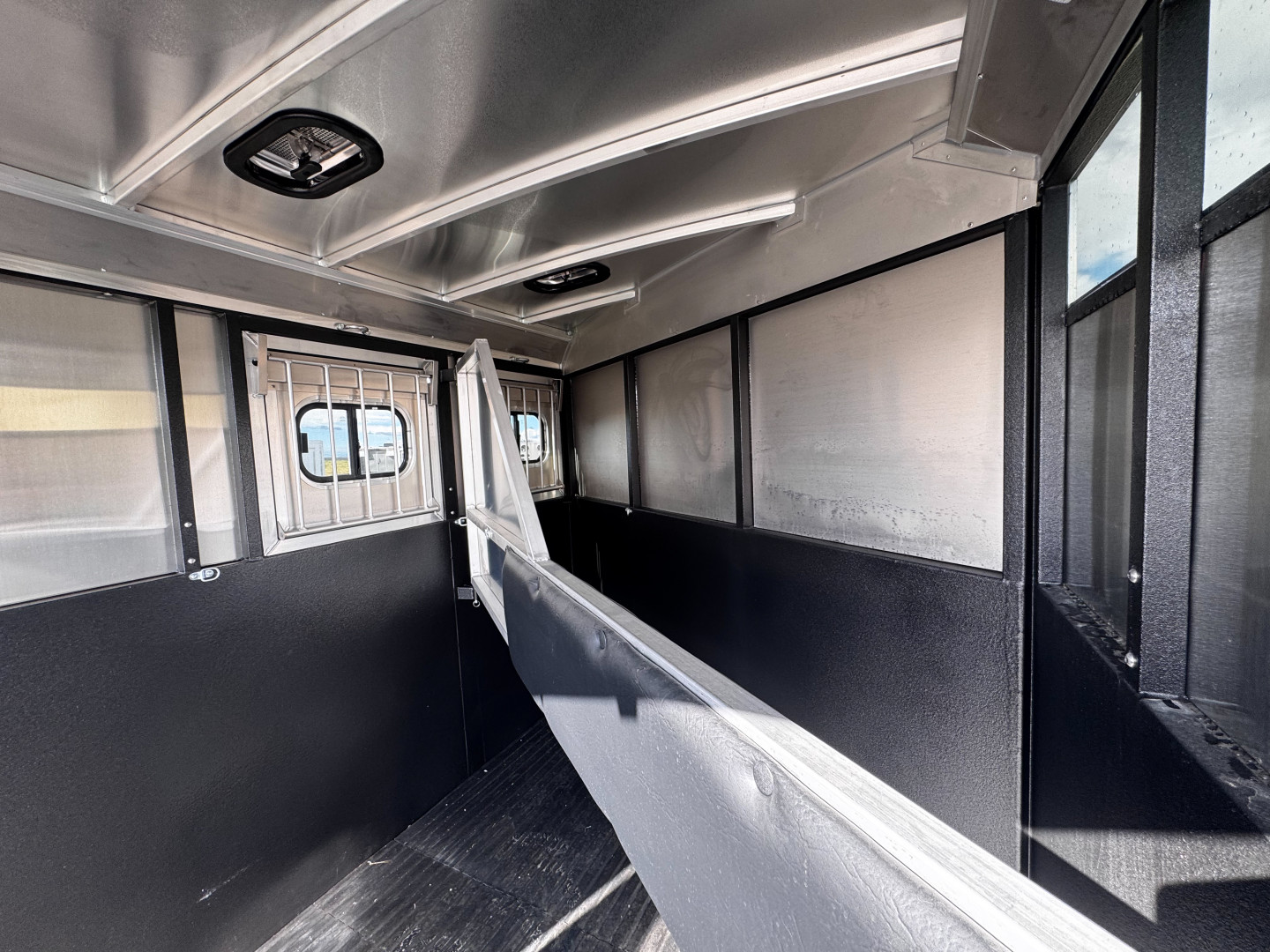 New 2024 LOGAN COACH 2H BP CROSSFIRE Horse Trailer