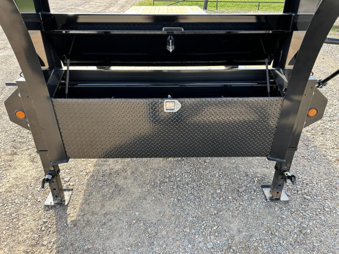 New 2026 PJ 102"x30' GN Low-Pro Flatbed w/ Singles - LS