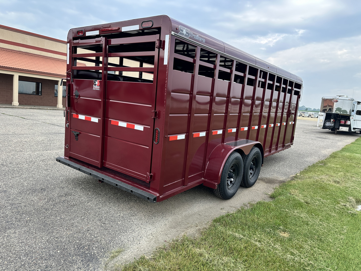 New 2026 S&S Manufacturing 6'8"x6'6"x20' GN Stock / Stock Combo Trailer