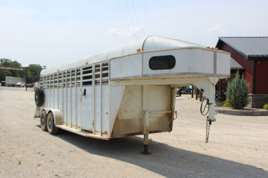 Used 2009 Chaparral 20' Gooseneck Livestock Trailer