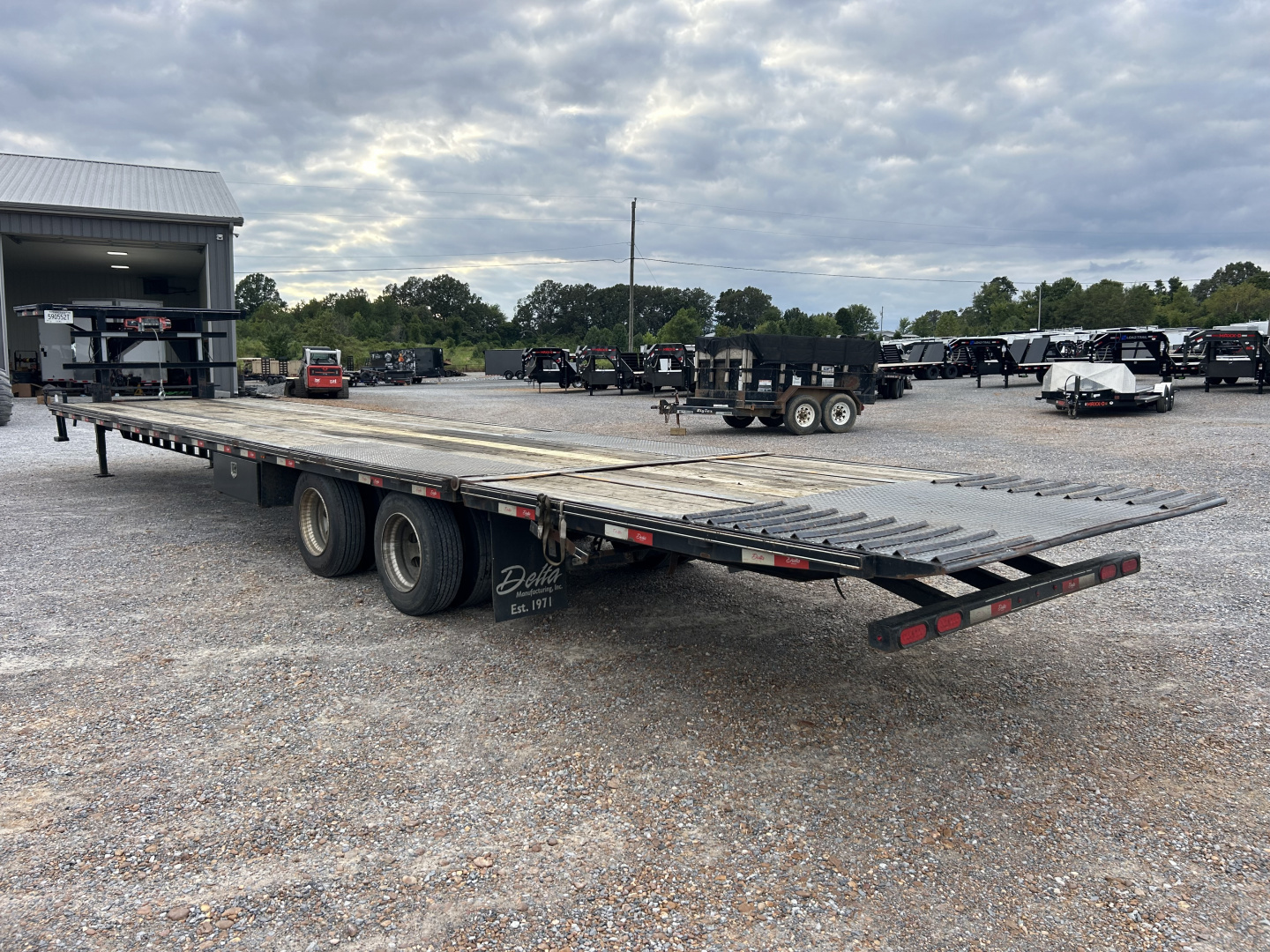 Used 2021 Delta Trailers 40' Hyd Dove Flatbed Trailer