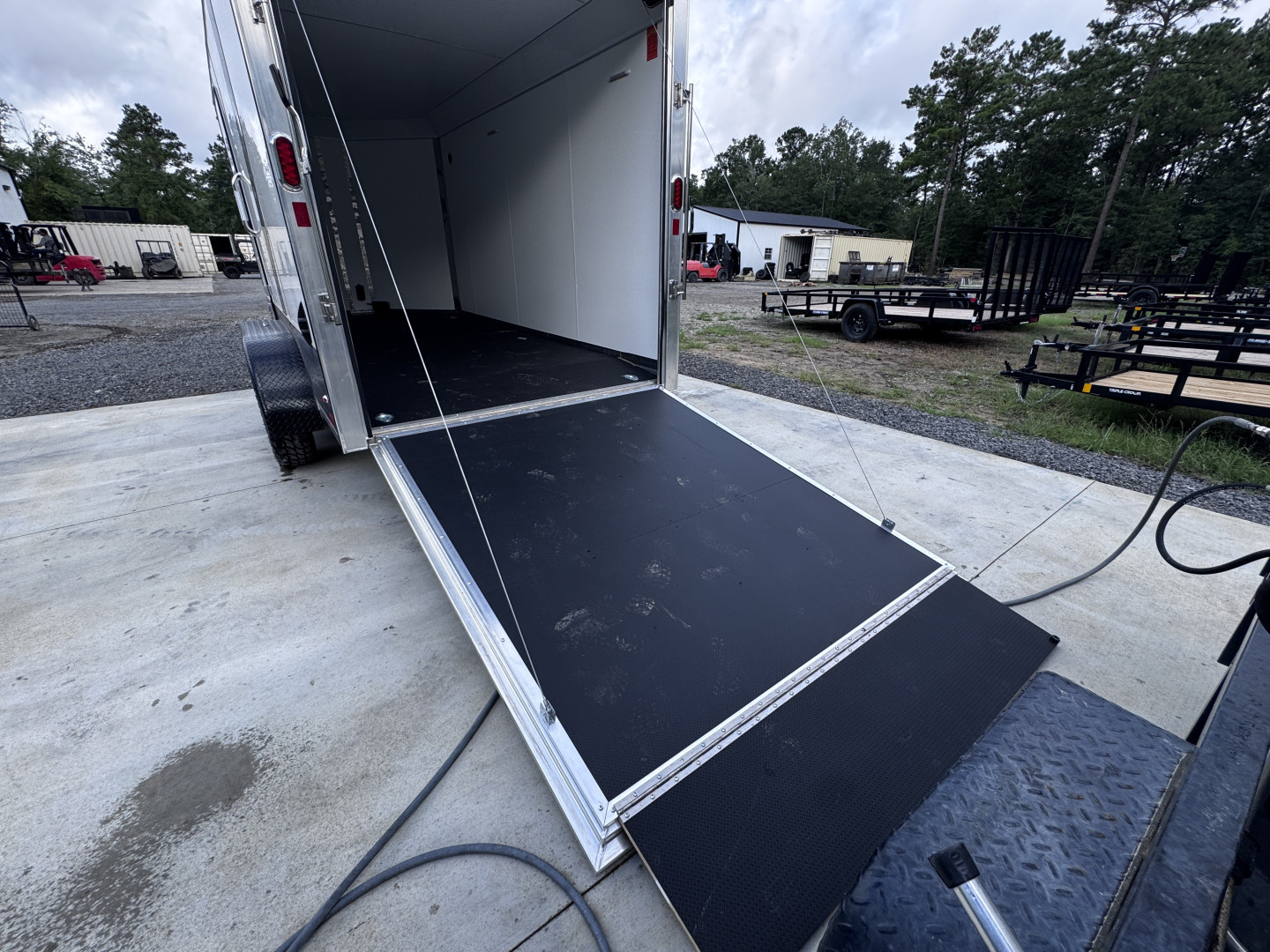 New 2025 Legend V-Nose Deluxe 7x17
