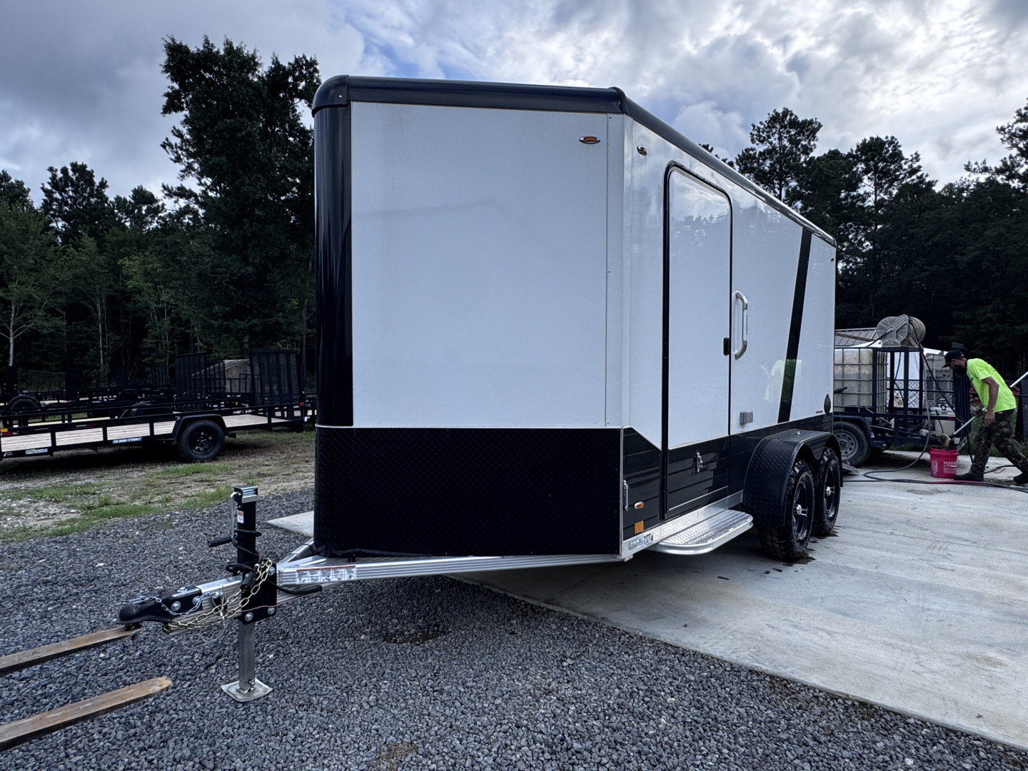 New 2025 Legend V-Nose Deluxe 7x17
