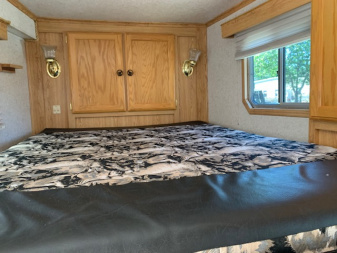 Used 2007 Featherlite Trailers 3h Slant GN LQ Horse Trailer