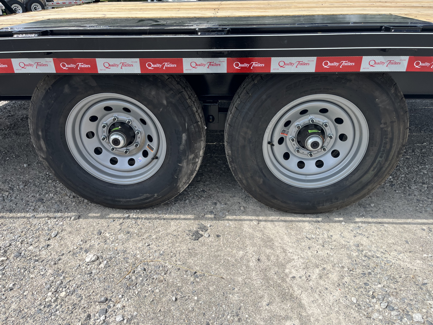 New 2026 Quality Trailers 102X24 Deckover Trailer Gooseneck 4' Dovetail 17K GVWR