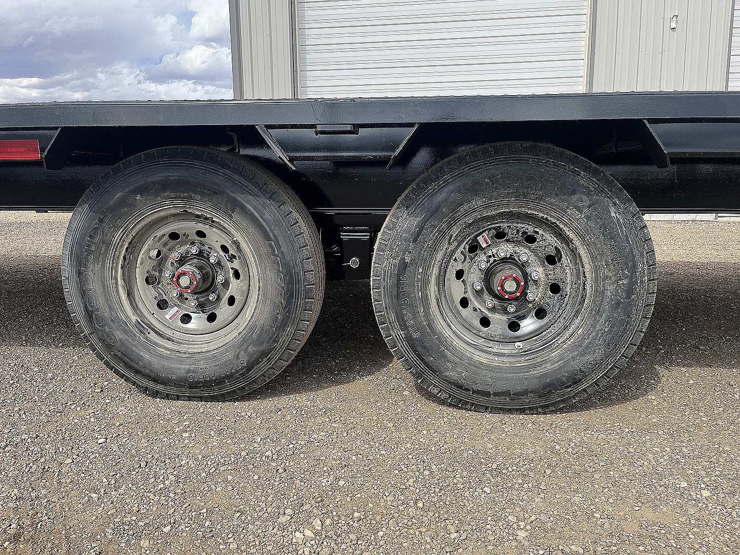 New 2026 PJ 102"x40' GN Low-Pro Flatbed w/ Singles - LX