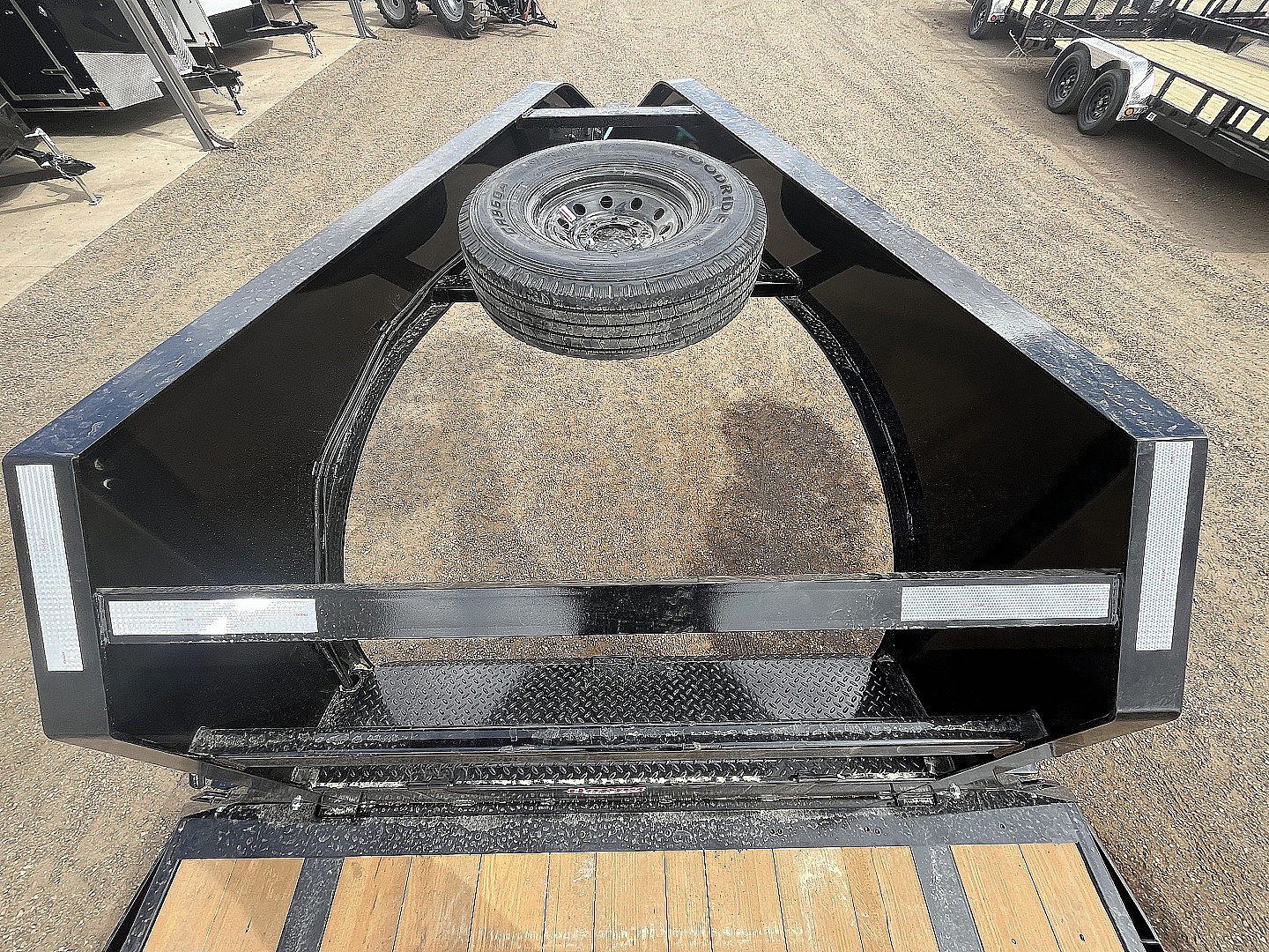 New 2026 PJ 102"x40' GN Low-Pro Flatbed w/ Singles - LX