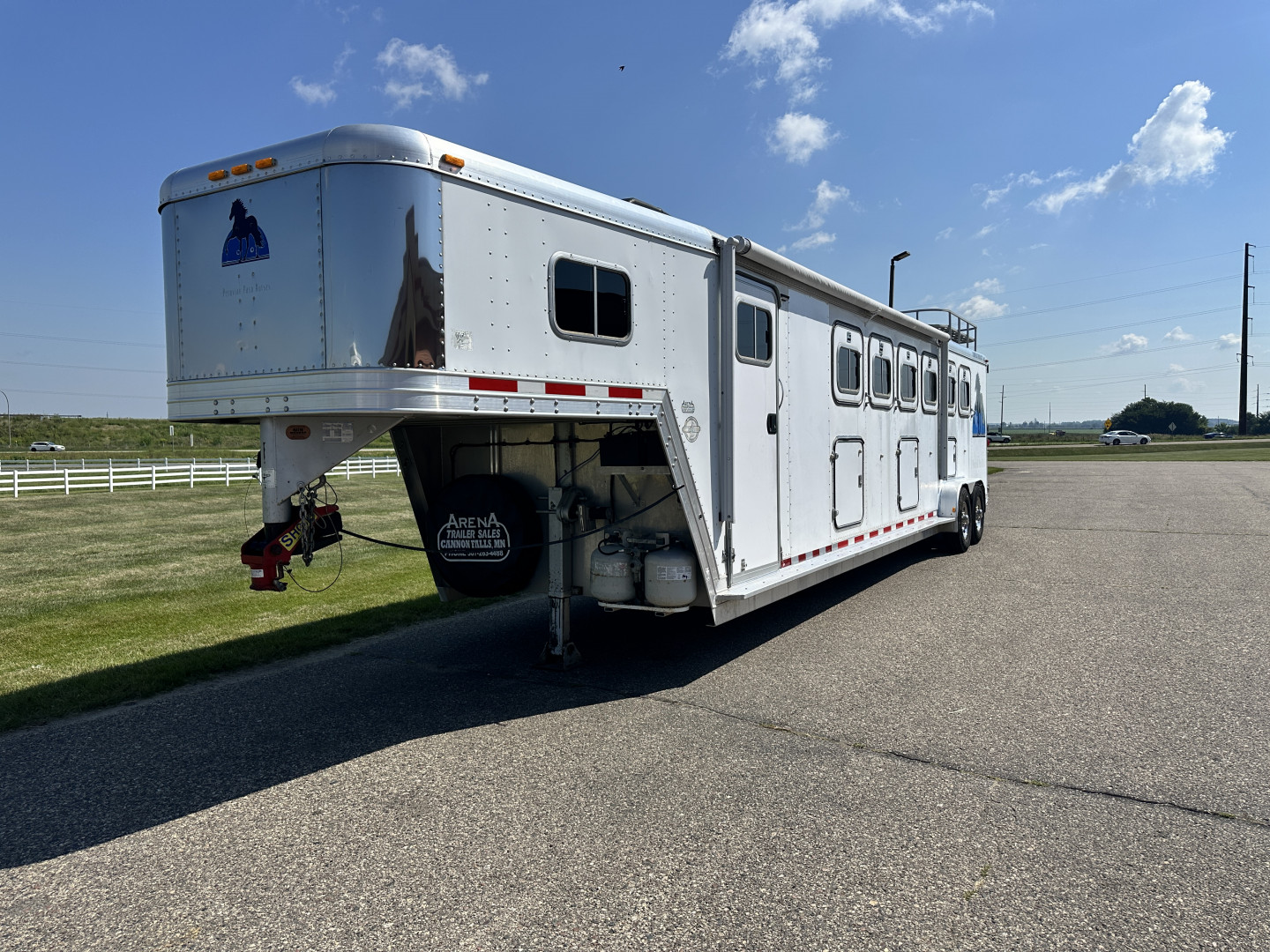Used 1998 Featherlite Trailers 6H Weekender w/ Bunk Beds Horse Trailer