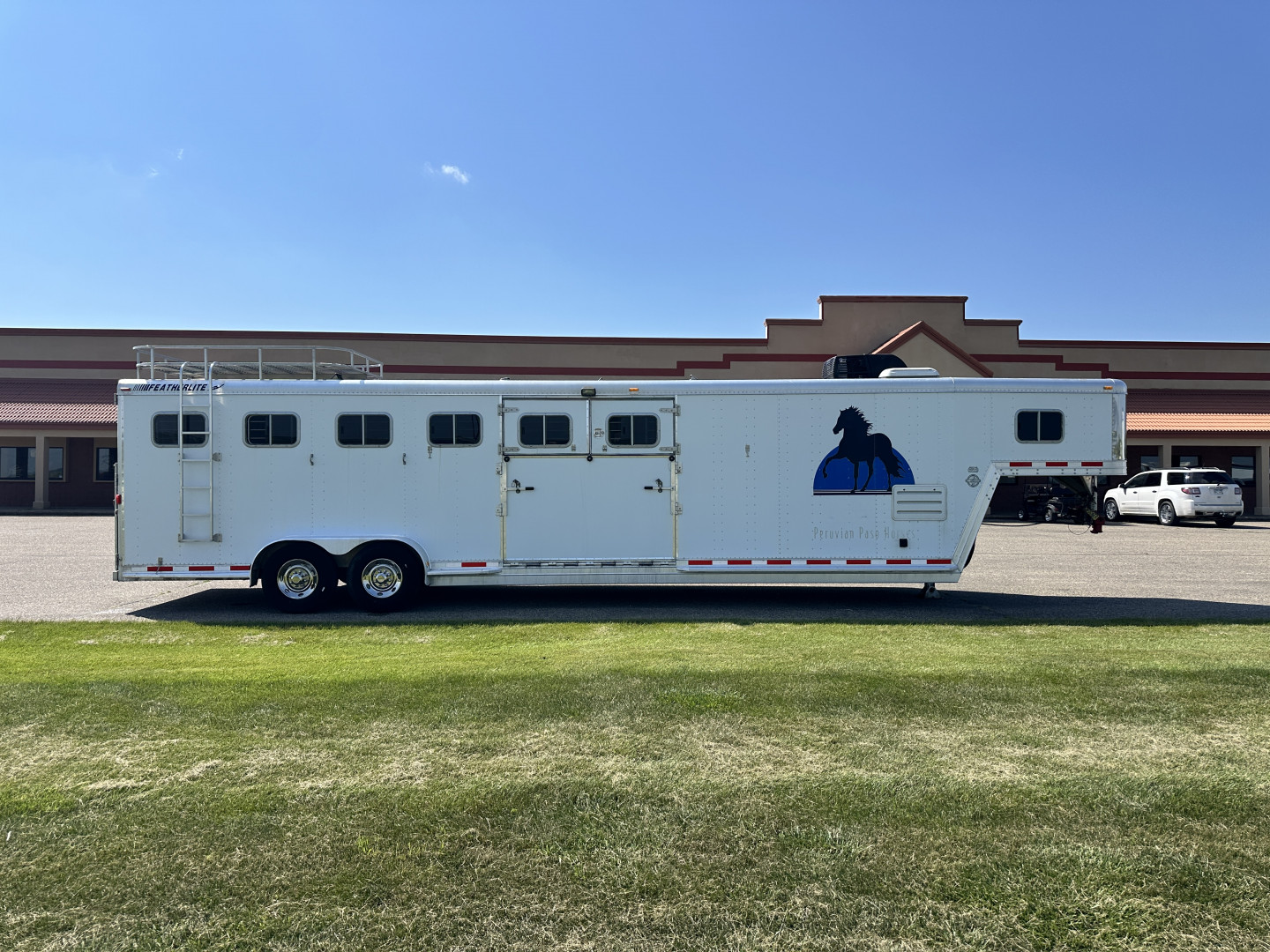 Used 1998 Featherlite Trailers 6H Weekender w/ Bunk Beds Horse Trailer