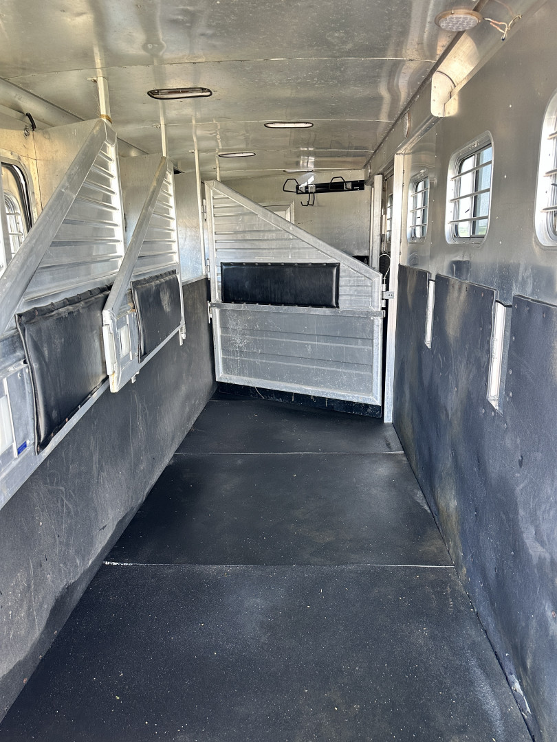 Used 1998 Featherlite Trailers 6H Weekender w/ Bunk Beds Horse Trailer