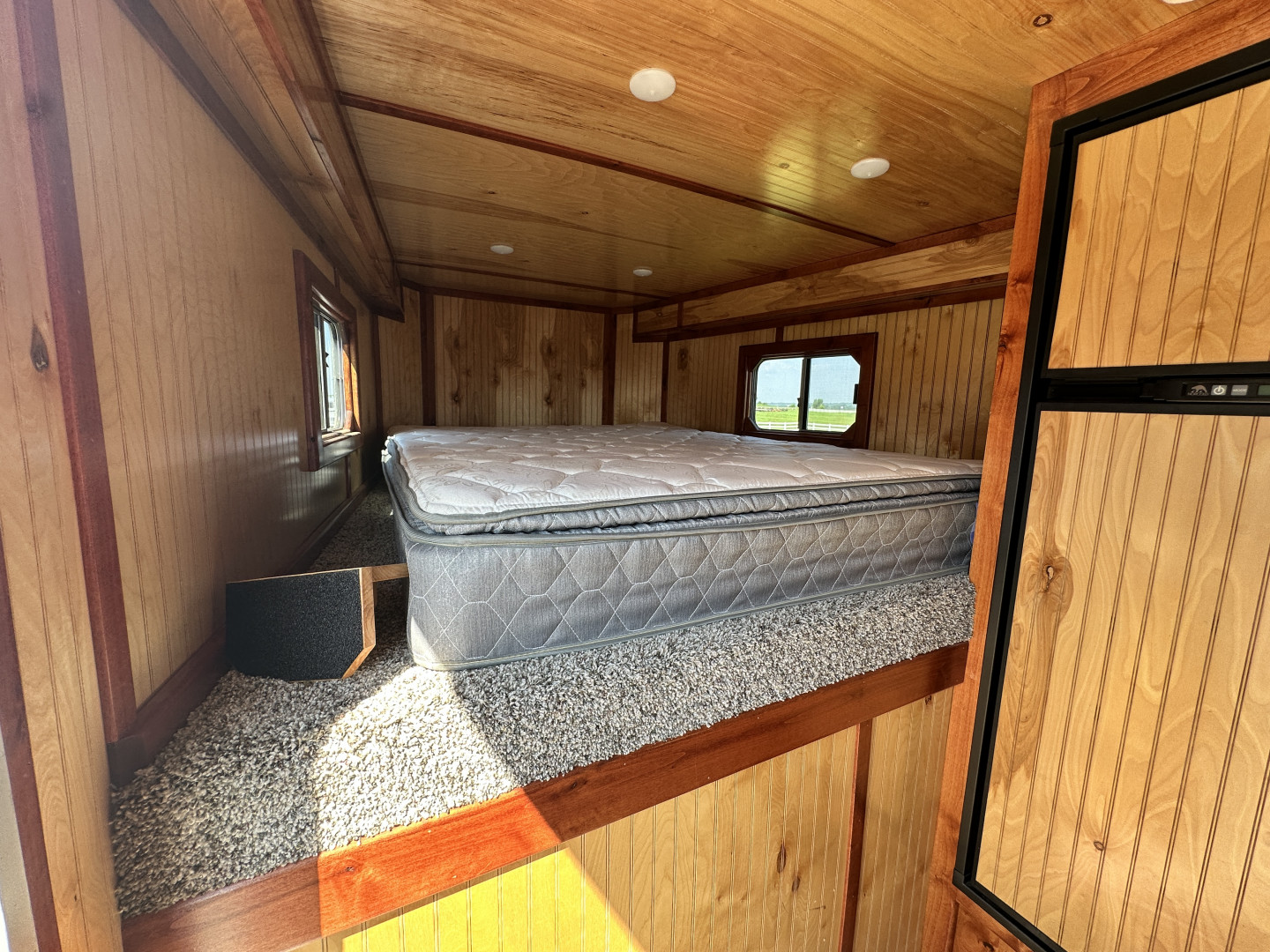 Used 1998 Featherlite Trailers 6H Weekender w/ Bunk Beds Horse Trailer
