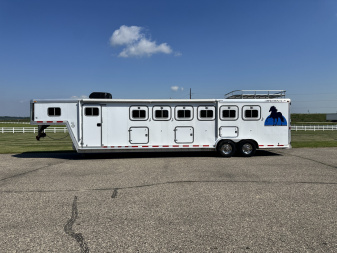 Used 1998 Featherlite Trailers 6H Weekender w/ Bunk Beds Horse Trailer