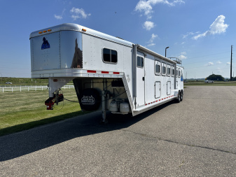 Used 1998 Featherlite Trailers 6H Weekender w/ Bunk Beds Horse Trailer