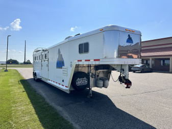 Used 1998 Featherlite Trailers 6H Weekender w/ Bunk Beds Horse Trailer