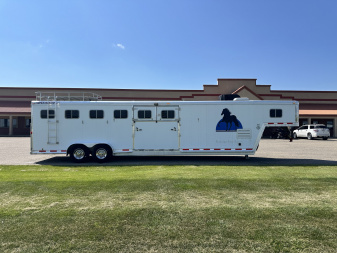 Used 1998 Featherlite Trailers 6H Weekender w/ Bunk Beds Horse Trailer